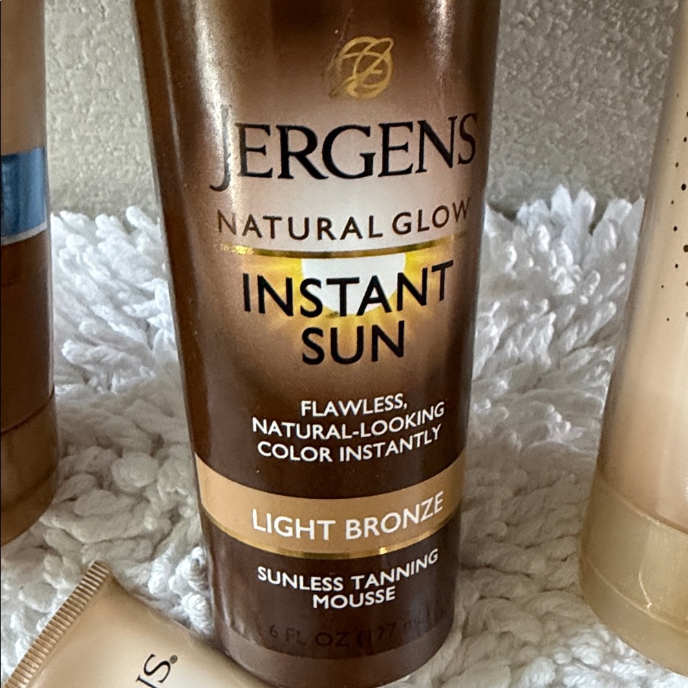 Daily Moisturizer for Fair to Medium Skin Tones - Picture 4 of 5